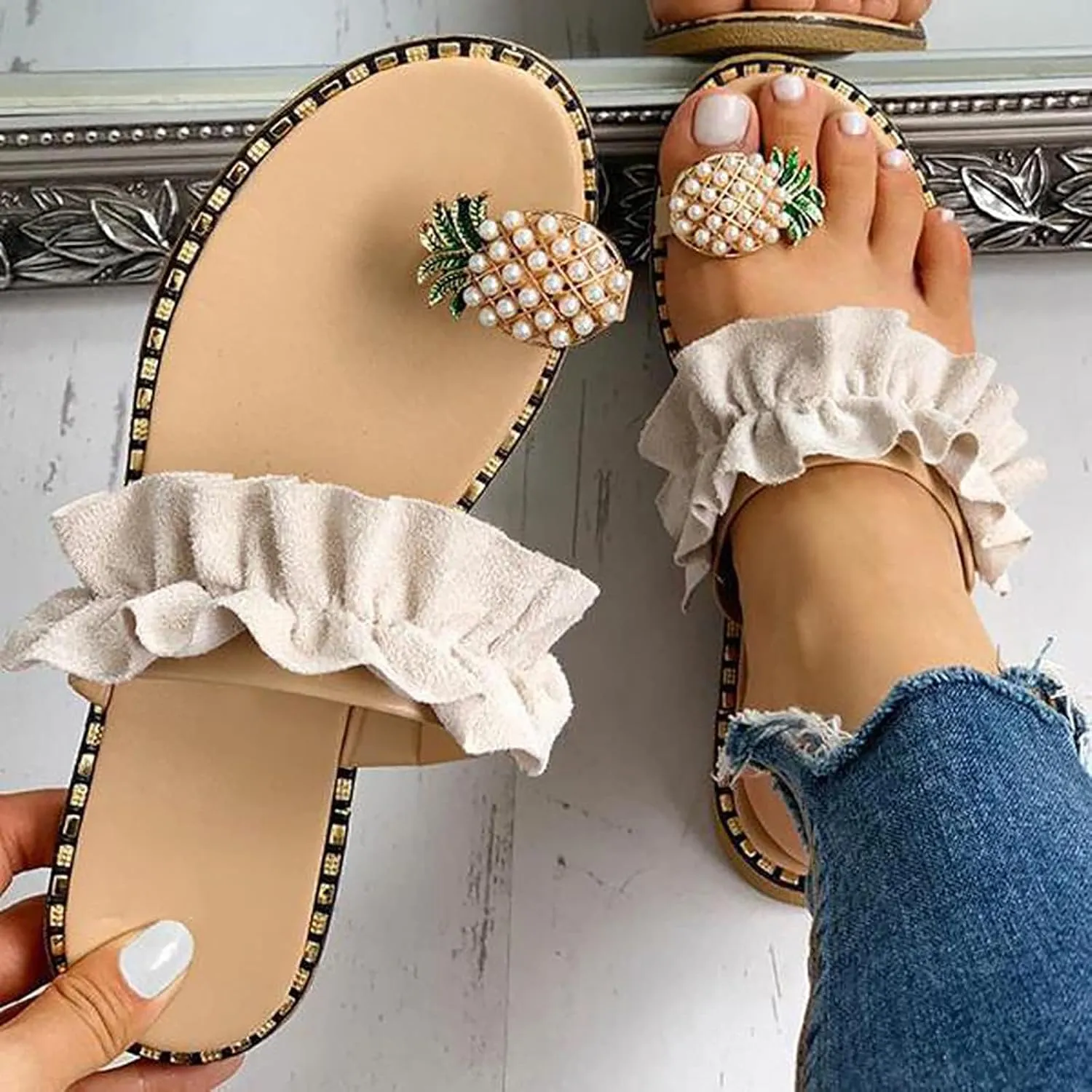 Women's Boho Clip-Toe Flip Flops with Pineapple Charm Decor Non Slip Flat Sole Soft Strap for Beach Walking, Casual Summer Slippers Cute Lightweight Sandals for Poolside Outdoors 2025
